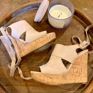 Size 6 Guess wedges